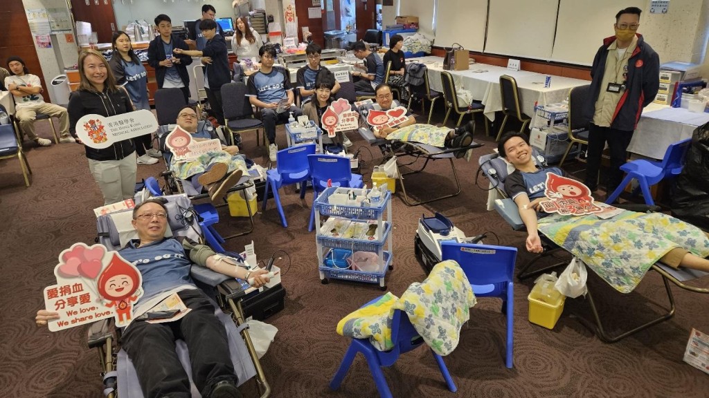血庫告急,香港醫學會一眾會董與醫學生熱烈參與「捐血日」。
