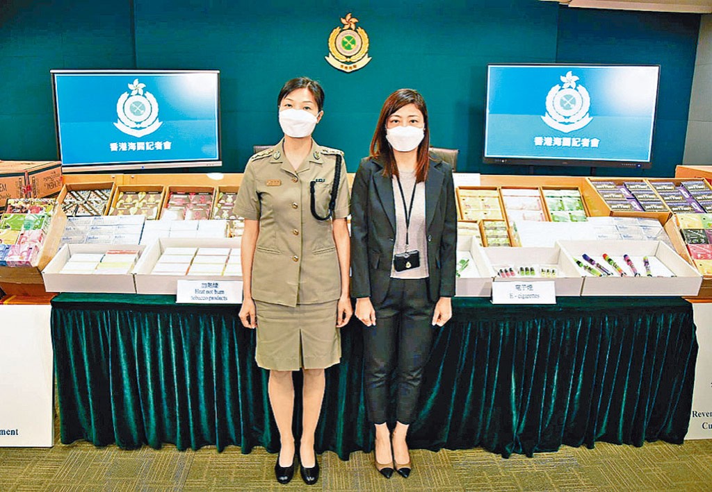 張惠雯(右)及簡潔嫦講述案情及展示證物。
