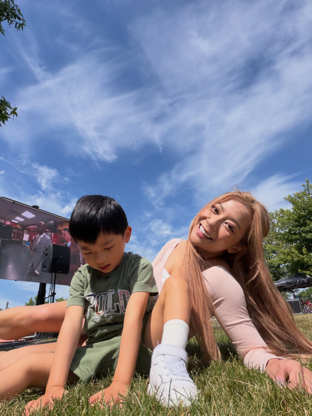 何雁詩與兒子在溫哥華的大草地上曬太陽,享受悠閒親子時光。 何雁詩與兒子在溫哥華的大草地上曬太陽,享受悠閒親子時光。