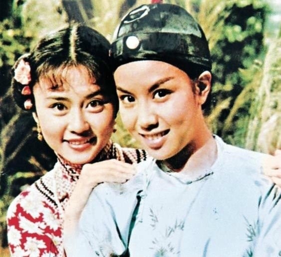 1976年，文雪儿（右）于金庸剧《鹿鼎记》反串“韦小宝”一角。