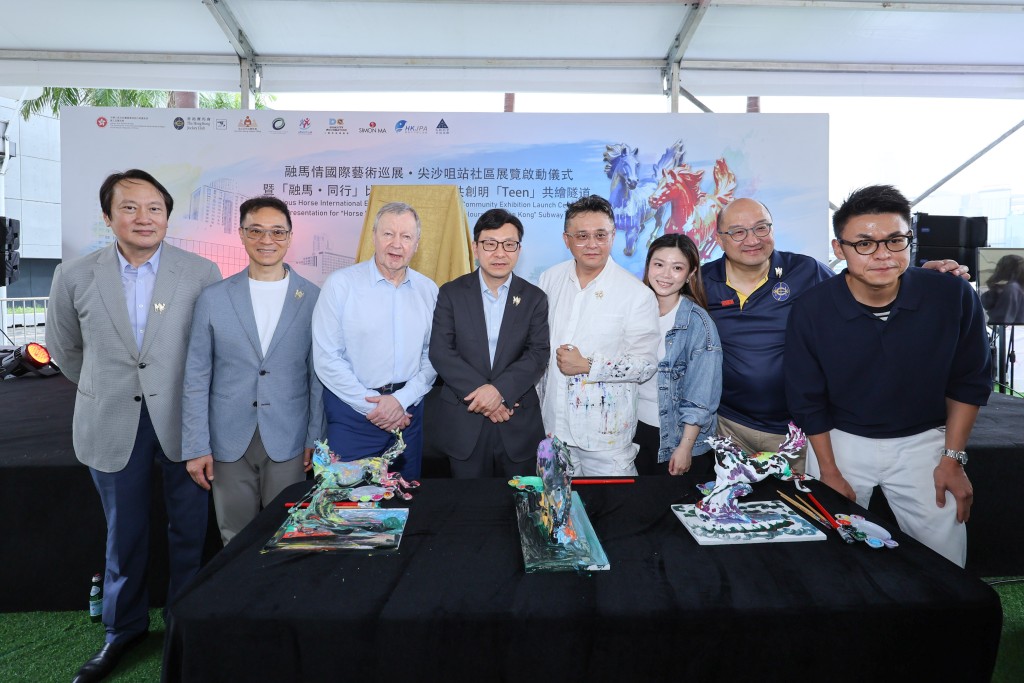 一眾嘉賓在啟動儀式上為小馬雕塑進行彩繪。