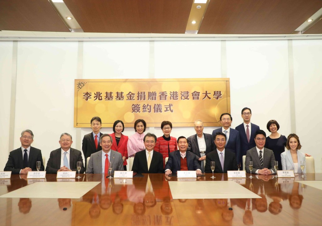 李兆基和錢大康於嘉賓見證下簽訂協議。 