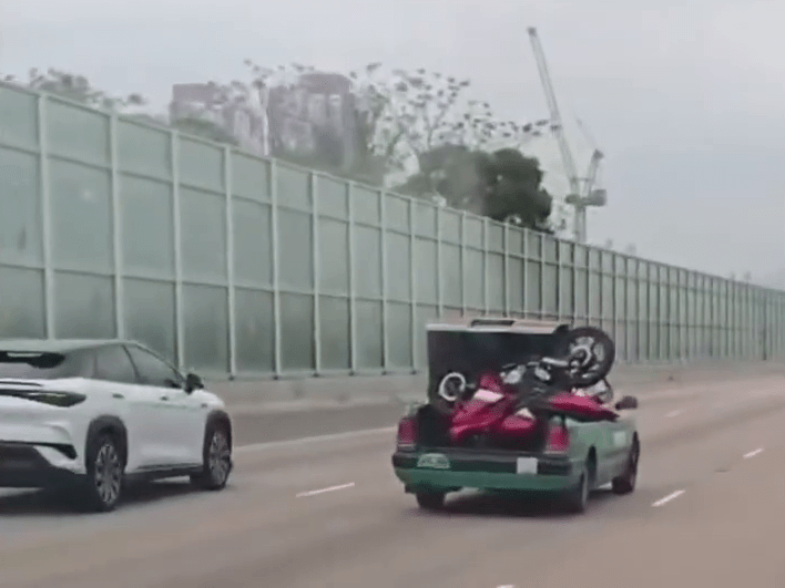 涉事的士于元朗公路行驶。YouTube:车Cam特警 涉事的士于元朗公路行驶。YouTube:车Cam特警