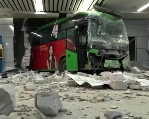 深圳北站一輛E11巴士撞穿牆身，致一名乘客受傷。（網圖）