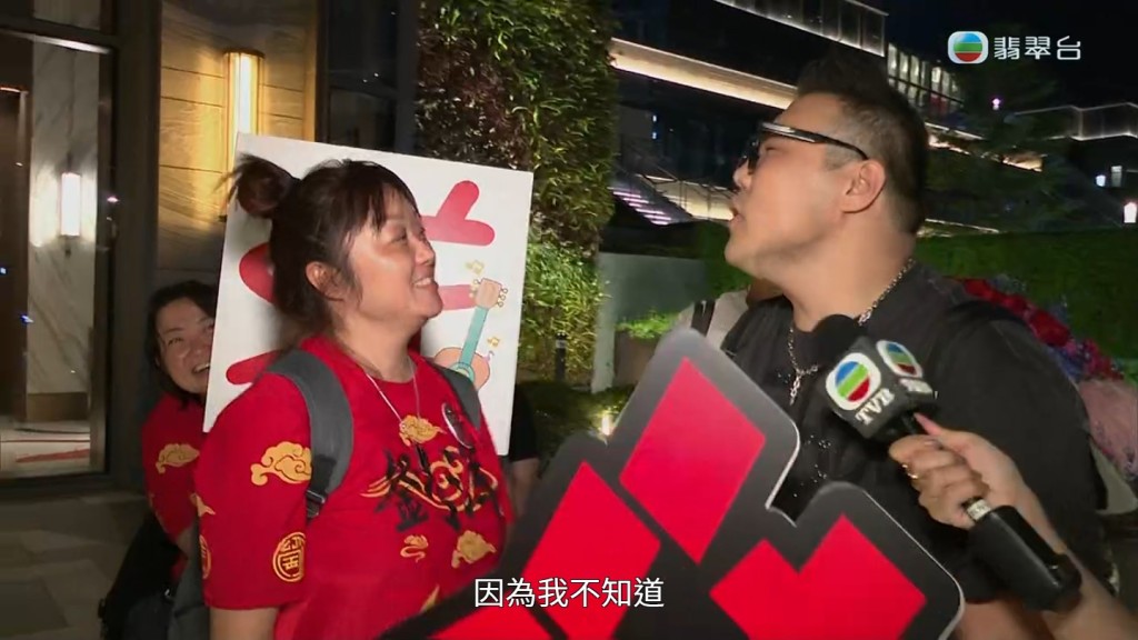 劉洋罕於鏡頭前放閃。 劉洋罕於鏡頭前放閃。