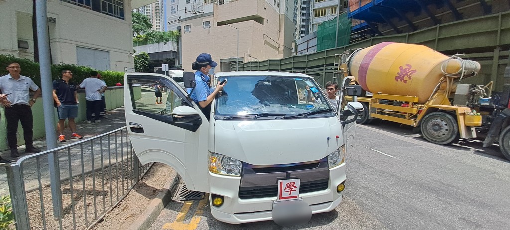 客貨車車頂損毀。梁國峰攝