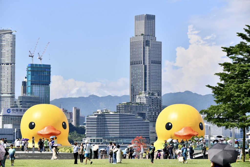泄气黄鸭返回维港吹气，大批市民到场拍照。卢江球摄