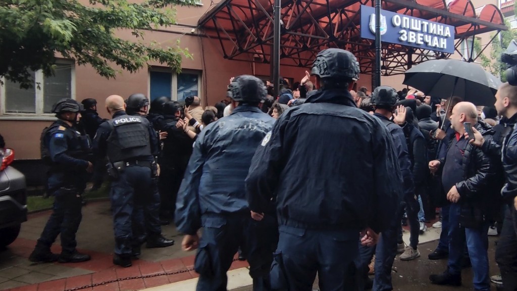 科索沃茲韋錢的塞爾維亞族人與阿爾巴尼亞族警察扭打。 美聯社