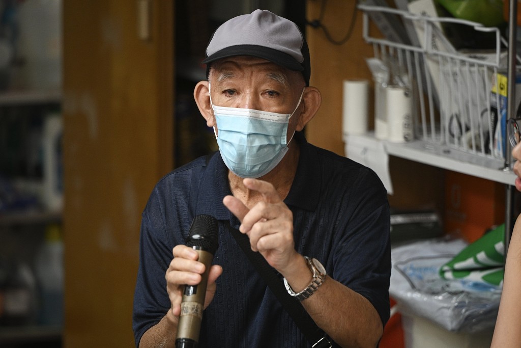 翁先生為節省開支,日間會與太太在商場避暑。 翁先生為節省開支,日間會與太太在商場避暑。