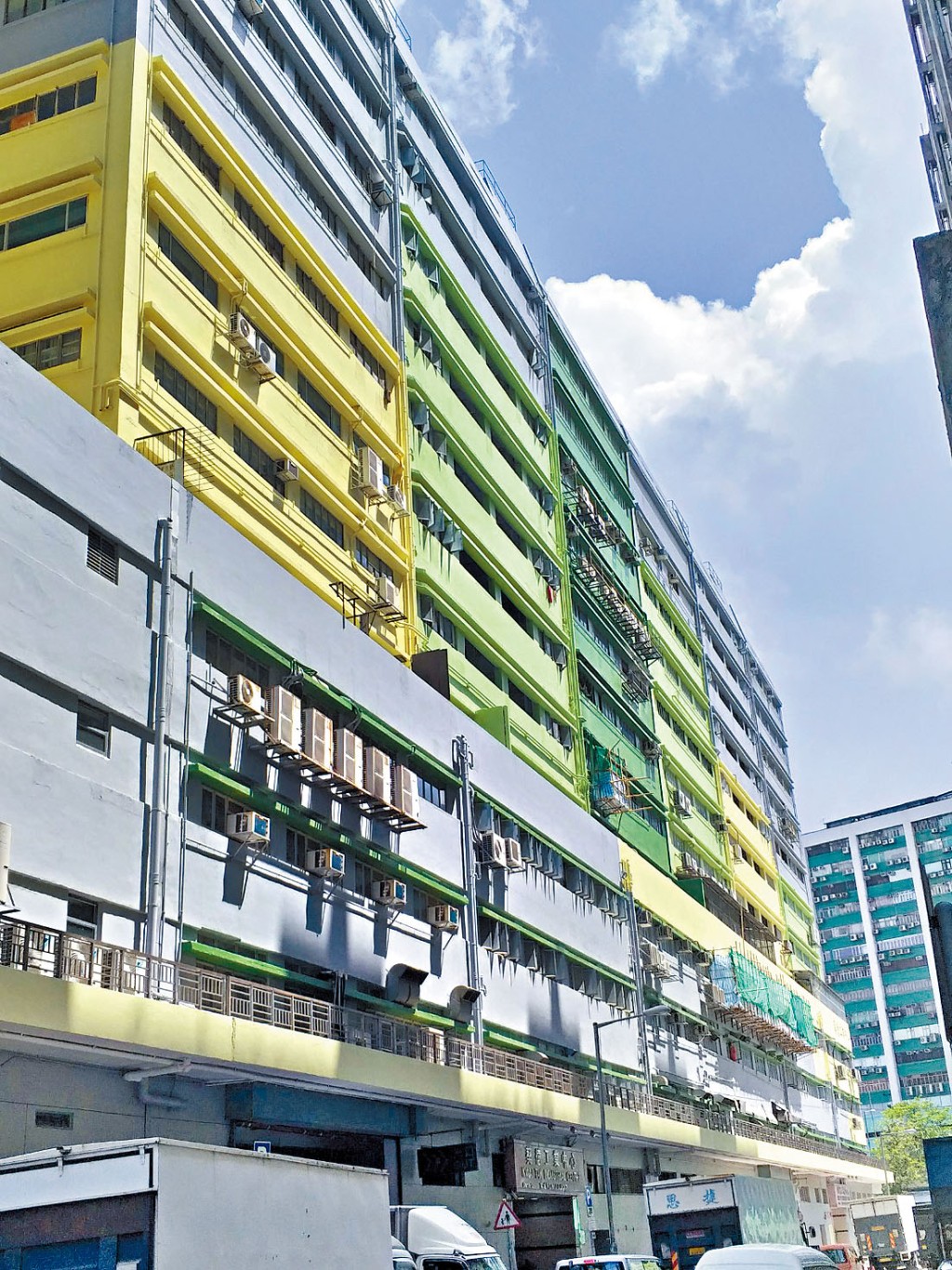 「扒王之王」創辦人李德麟等相關人士，沽售葵德工業中心單位，涉及樓面約44249方呎，連5個車位，作價1.8億。