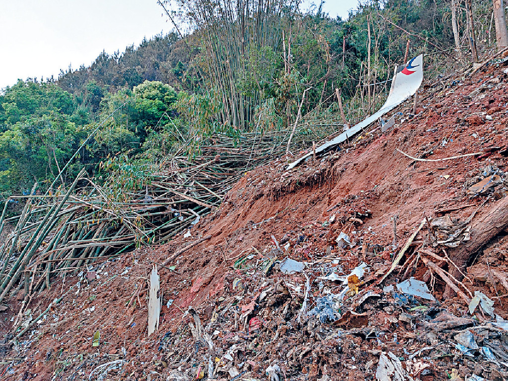 ■MU5735客机坠毁后，残骸散布在山区。