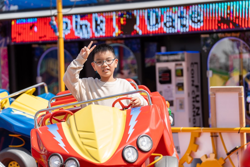 參與社區同樂日的長者及家庭體驗嘉年華內的遊樂設施 。