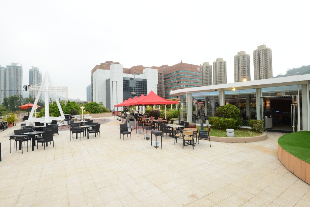 位於沙田大會堂天臺花園的Pop n'Grill於聖誕期間於戶外平台舉辦市集