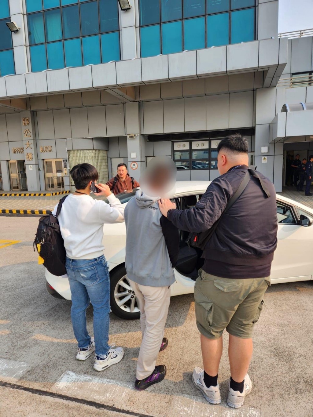4外籍扒手帮多区作案 窃逾47万元财物 机场逃港之际人赃并获。警方提供