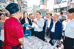■李克強早前到煙台視察，到訪一家熟食攤了解情況。