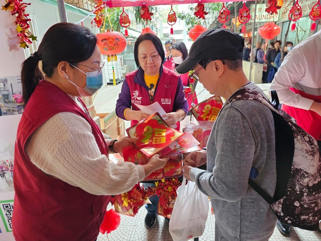 東區民政處透過關愛隊將《我要讚佢》揮春送贈當地街坊。(民政處提供) 東區民政處透過關愛隊將《我要讚佢》揮春送贈當地街坊。(民政處提供)