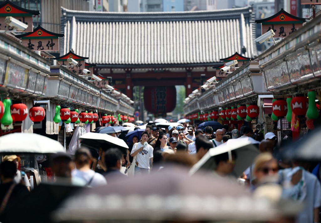 當局呼籲民眾及旅客減少正午時段戶外活動，適時補充水分及鹽分。路透社