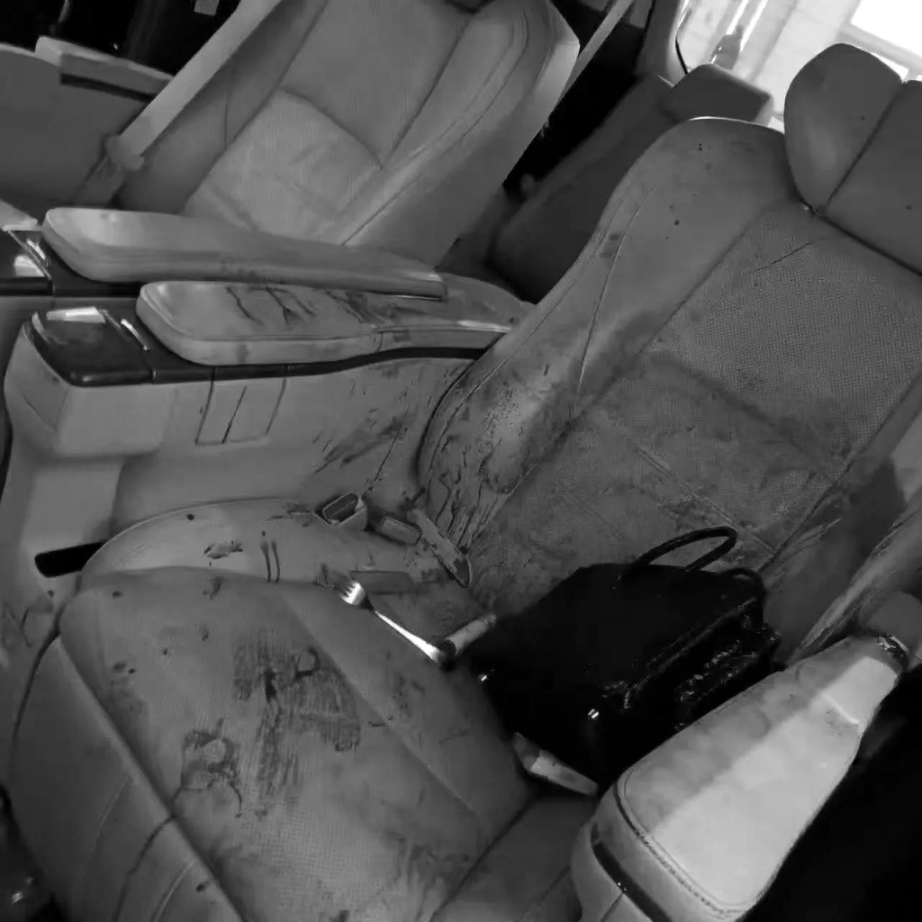 涉案車廂座位留下大灘血跡及一把染血餐叉,場面觸目驚心。網上圖片 涉案車廂座位留下大灘血跡及一把染血餐叉,場面觸目驚心。網上圖片