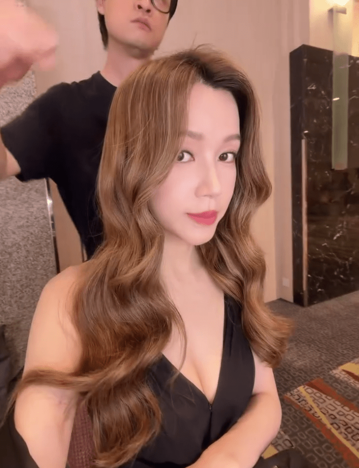 傅嘉莉不僅身材惹火，皮膚還白到反光。
