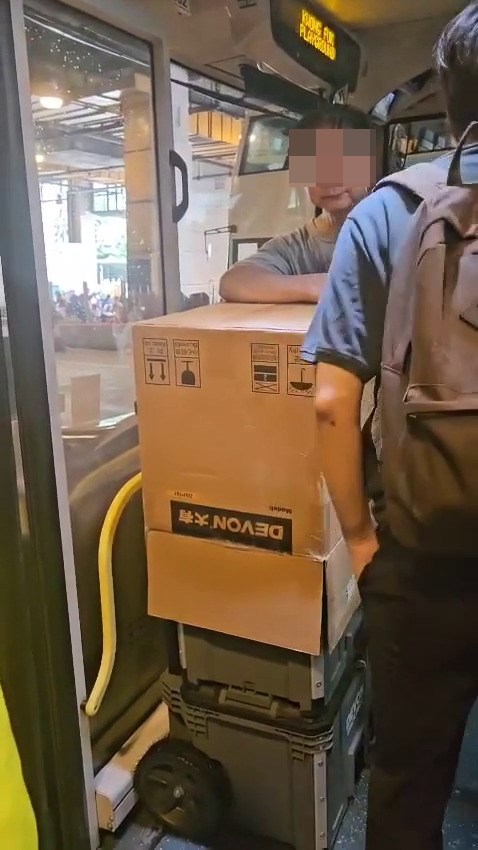 •雪櫃咁大咁就過分咗啲; •咁都得,下次叫佢搬埋張床上巴士喇;fb「大埔 TAI PO」截圖 •雪櫃咁大咁就過分咗啲; •咁都得,下次叫佢搬埋張床上巴士喇;fb「大埔 TAI PO」截圖