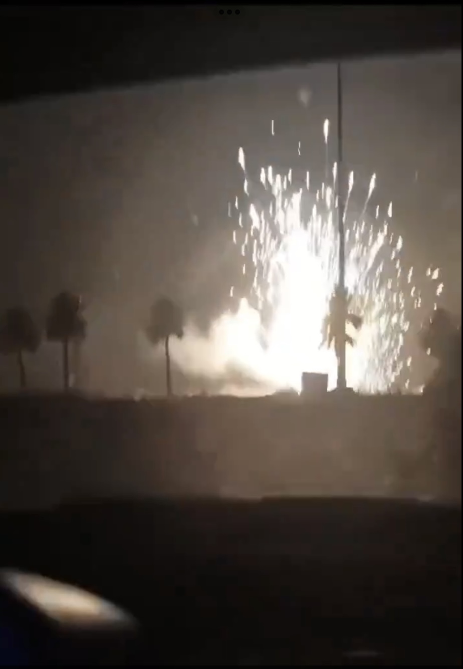 有人在车上目睹卡尔索（Calso）军事基地爆炸的一刻，火花四溅。 X