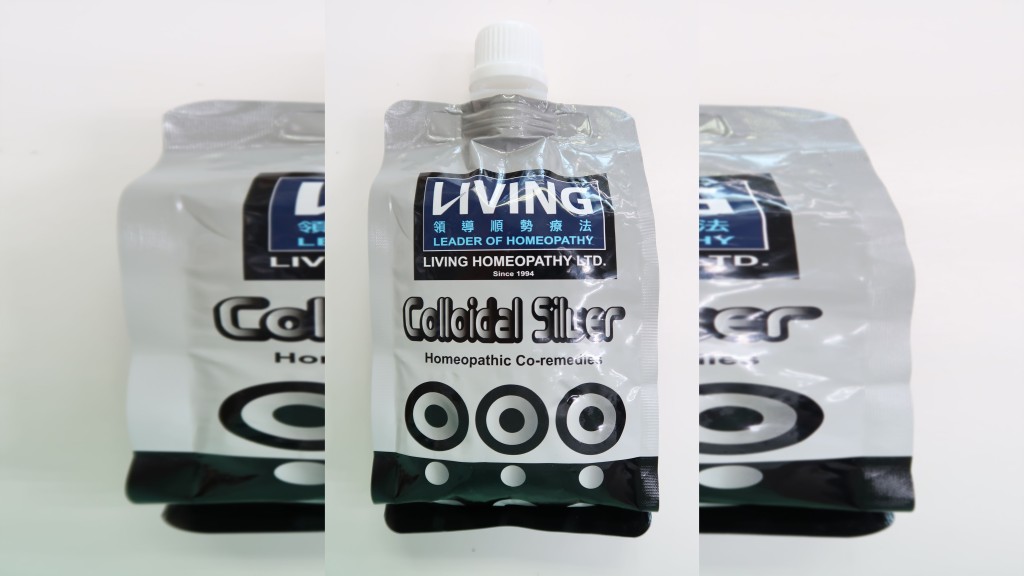 66歲婦太子購買「LIVING 膠性銀」飲品，並飲用逾10年，近日出現銀中毒。政府新聞處