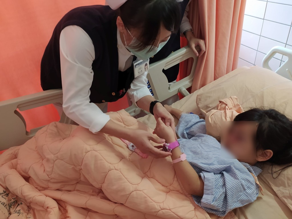 醫護員小妹妹戴上新手表。花蓮慈濟醫院Fb