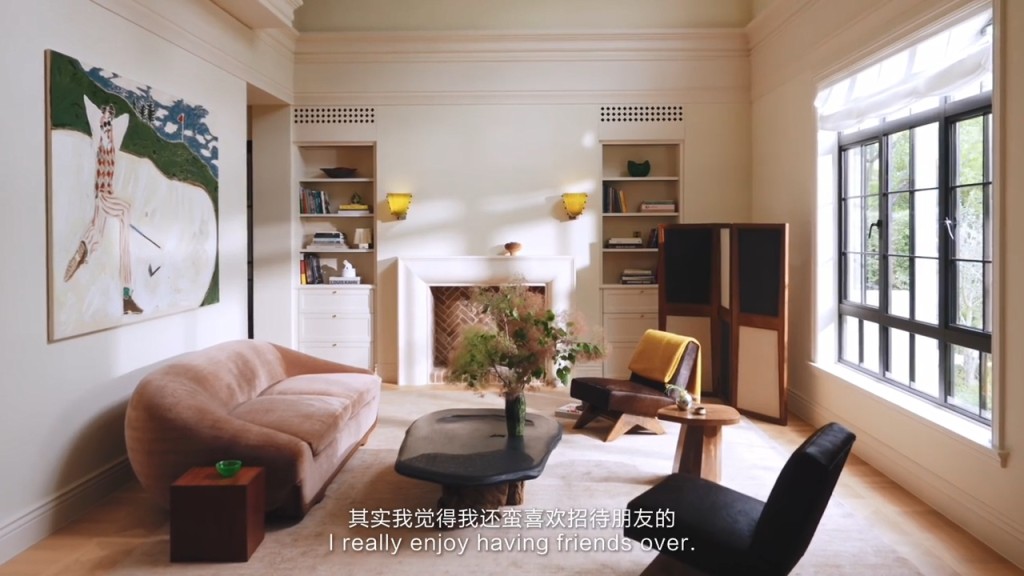 整體以溫潤的白色牆面搭配深色家具，營造出溫暖舒適的氛圍。（安邸AD＠小紅書影片截圖）