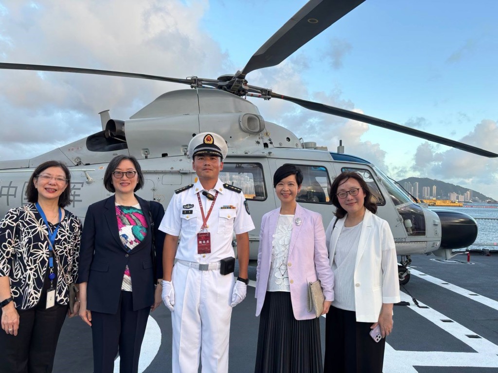 上周四，何永賢和多位局長一起到昂船洲軍營，登上衡陽艦參觀。何永賢fb