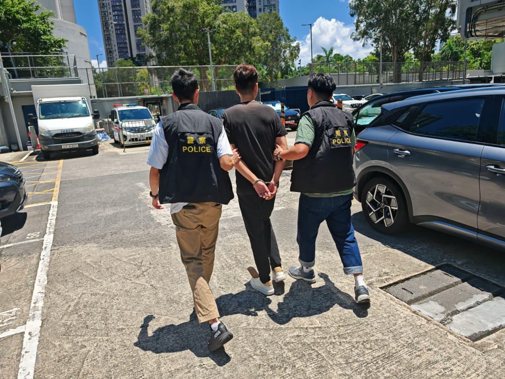 其中一名涉案被捕人。