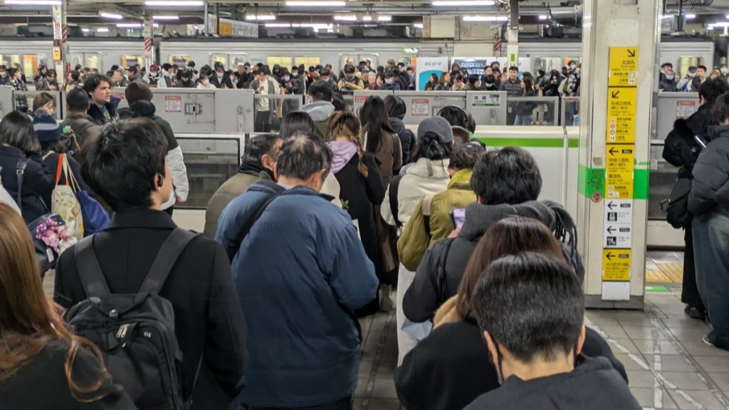 受事件影響，東京多條JR列車服務一度受影響，車站擠滿候車乘客。X@DXdo2wBM2u80002