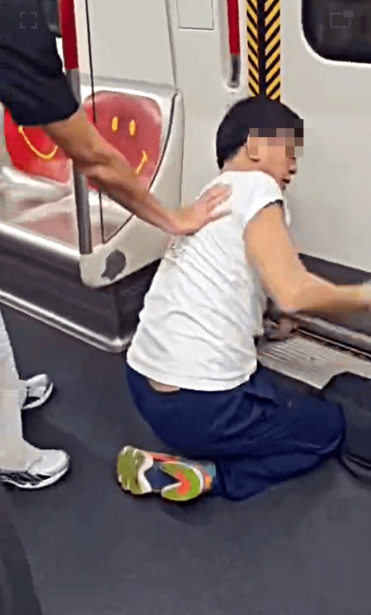 有乘客安慰事主。網上片段截圖
