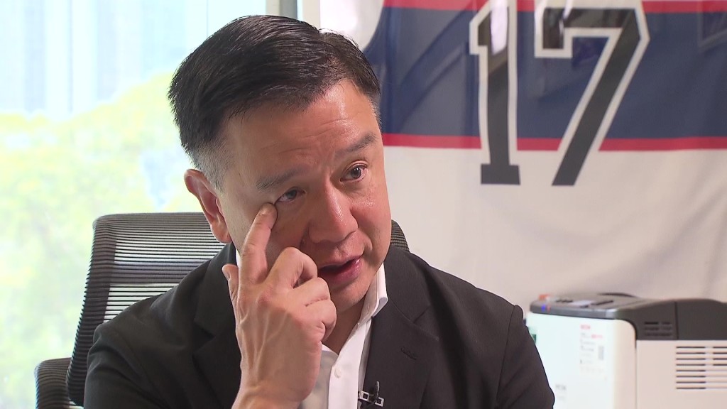 談及為伴侶做出的艱難決定，容樹恒醫生難掩悲痛之情。