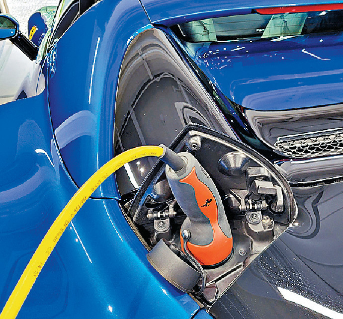 ■車尾左邊設有獨立充電插座。