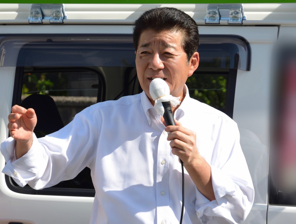 大阪市長松井一郎建議由男性出門採購。網上圖片