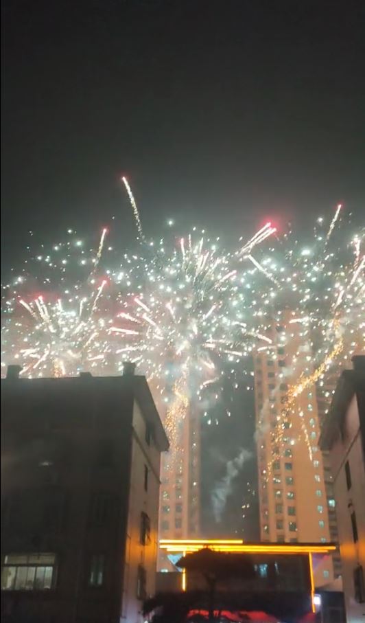 齊河縣委書記孫修煒受查落馬，民眾放煙火燒炮仗慶祝。抖音