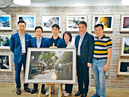 ■黄溢洋（左三）的启蒙老师是他的父亲（左二），他的首个个展分享六年来所拍摄的精选作品。