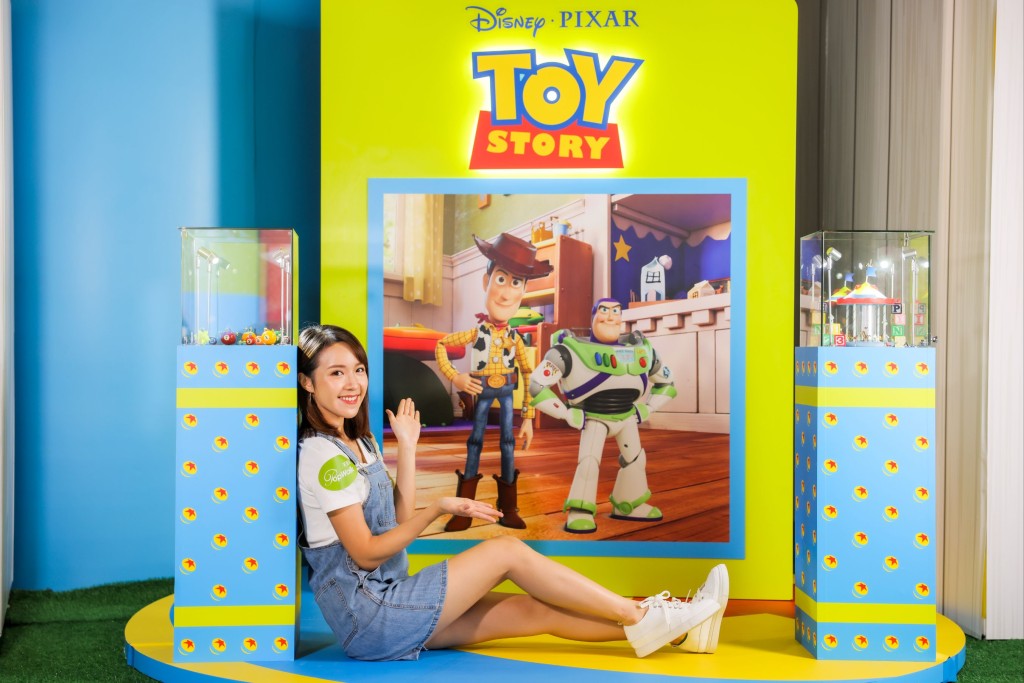 Ocean PopWalk海天晉滙設2米高迪士尼角色巨型故事書主題裝置，又可細賞1:64微縮模型展覽。