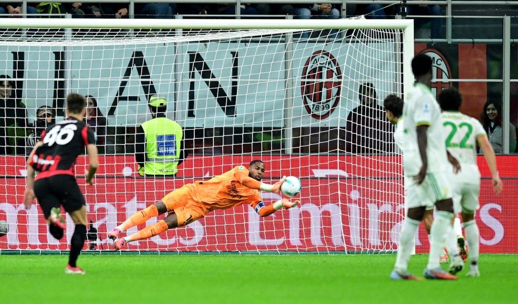 邁治蘭撲出戴巴拿的12碼。路透社