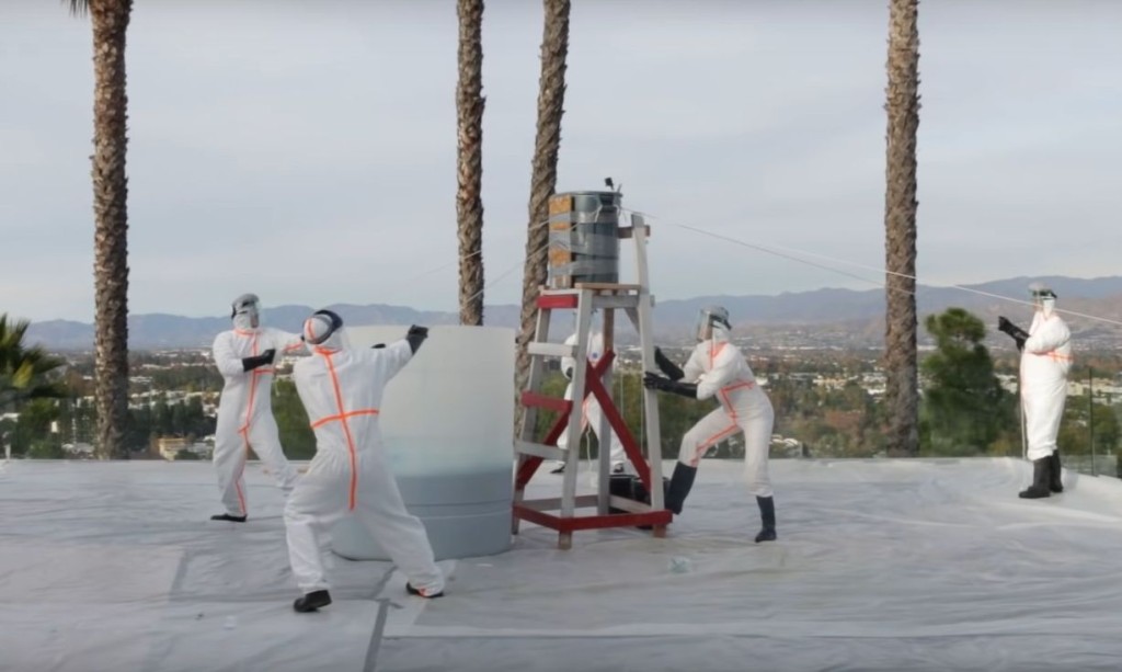 工作人員穿上白色保護衣。（影片截圖）