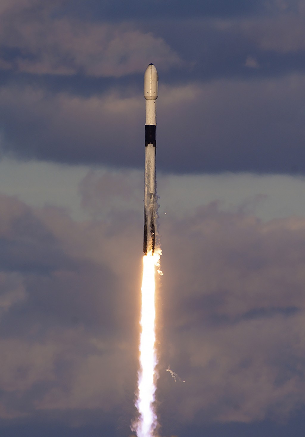 南韩侦察卫星由SpaceX的「猎鹰9号」火箭搭载升空。美联社