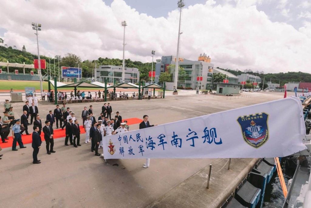 李家超今日出席中南寧艦編隊訪港歡迎儀式。李家超FB 李家超今日出席中南寧艦編隊訪港歡迎儀式。李家超FB