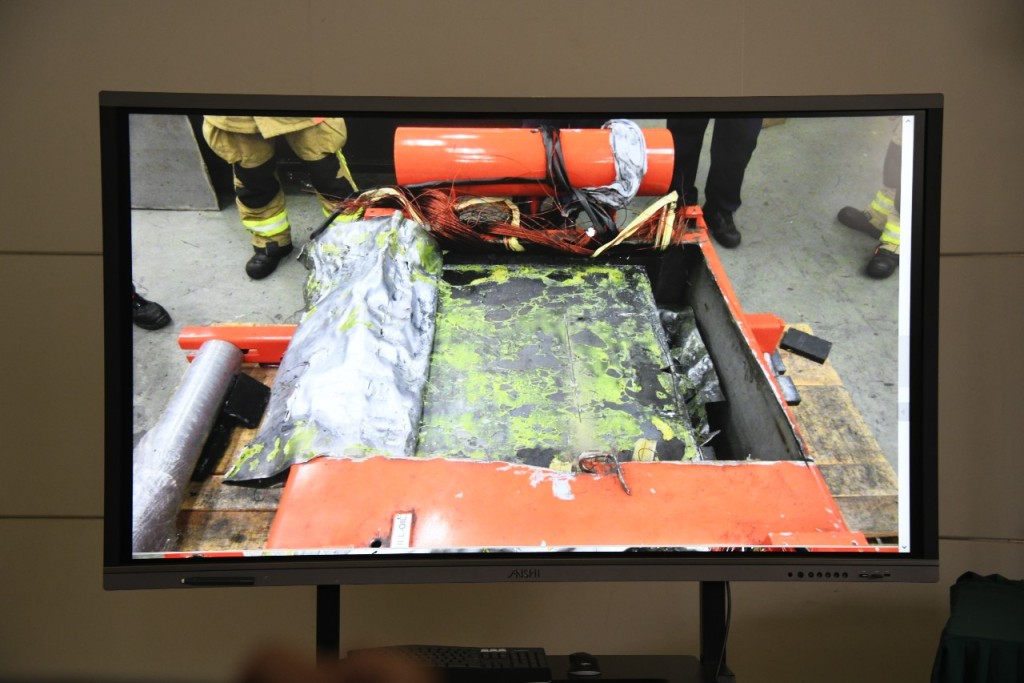 消防用工具撬开机器，发现下方的金属铝片被人用强力胶水黏住。