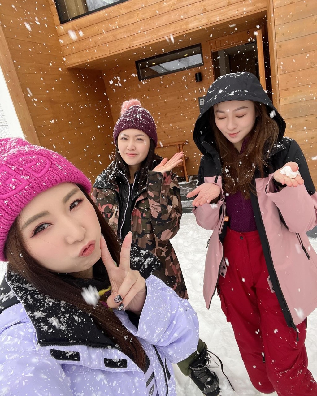 最近谭嘉仪与陈庭欣及林钰洧到北海道滑雪。