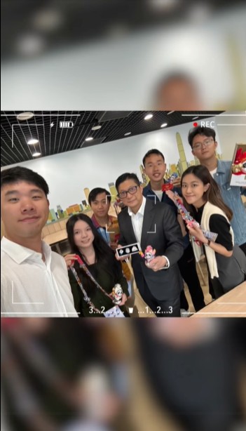 鄧炳強與一眾同學們合照。鄧炳強fb