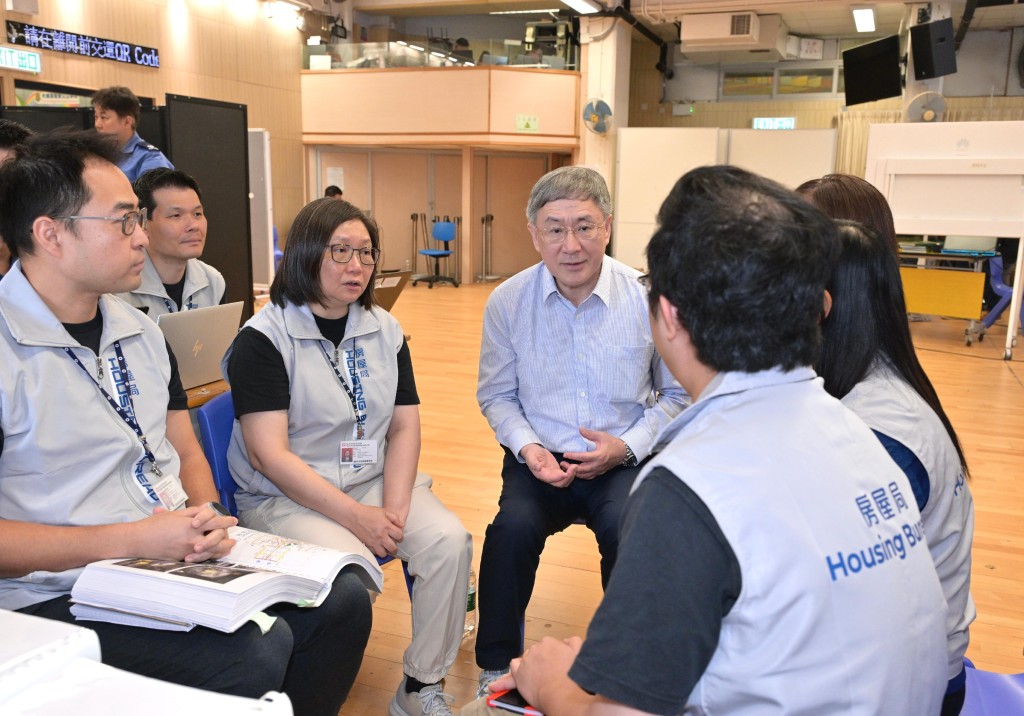 政務司副司長卓永興視察大埔宏福苑居民上樓安排,與房屋局及房屋署工程團隊交流,感謝工程團隊做了大量專業工作,確保樓宇的安全,令居民上樓在安全的內外環境中進行。 政務司副司長卓永興視察大埔宏福苑居民上樓安排,與房屋局及房屋署工程團隊交流,感謝工程團隊做了大量專業工作,確保樓宇的安全,令居民上樓在安全的內外環境中進行。