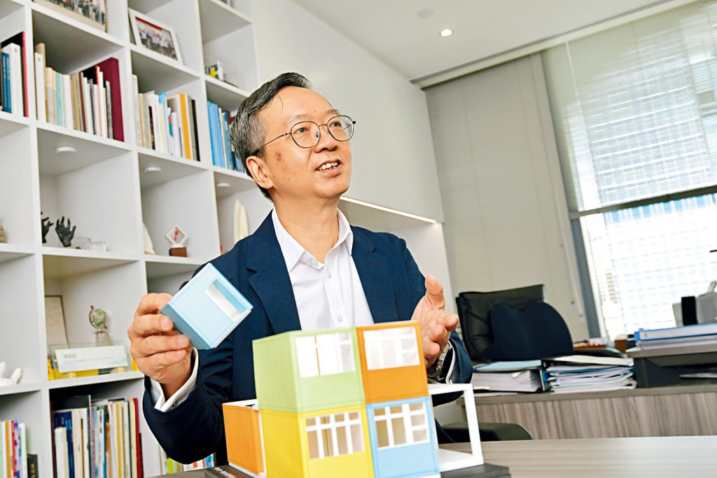 戴尚誠表示，房屋局將為首批「簡約公屋」營運合約進行招標，並採用「雙信封制」投標模式。