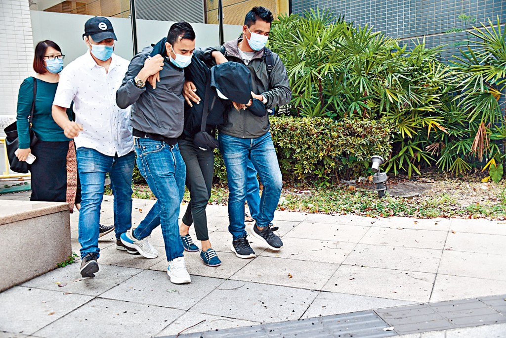 死亡男童Ryan的母亲，一夜丧夫丧子，认尸时悲恸，要由亲友搀扶。