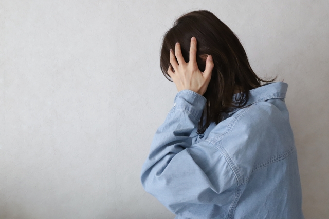 學校、朋友和社會環境的壓力也可能影響親子關係，無論家長或小朋友，在外在環境中遇到困難時，都可能會將負面情緒轉移到對方身上。（圖片來源：PhotoAC）