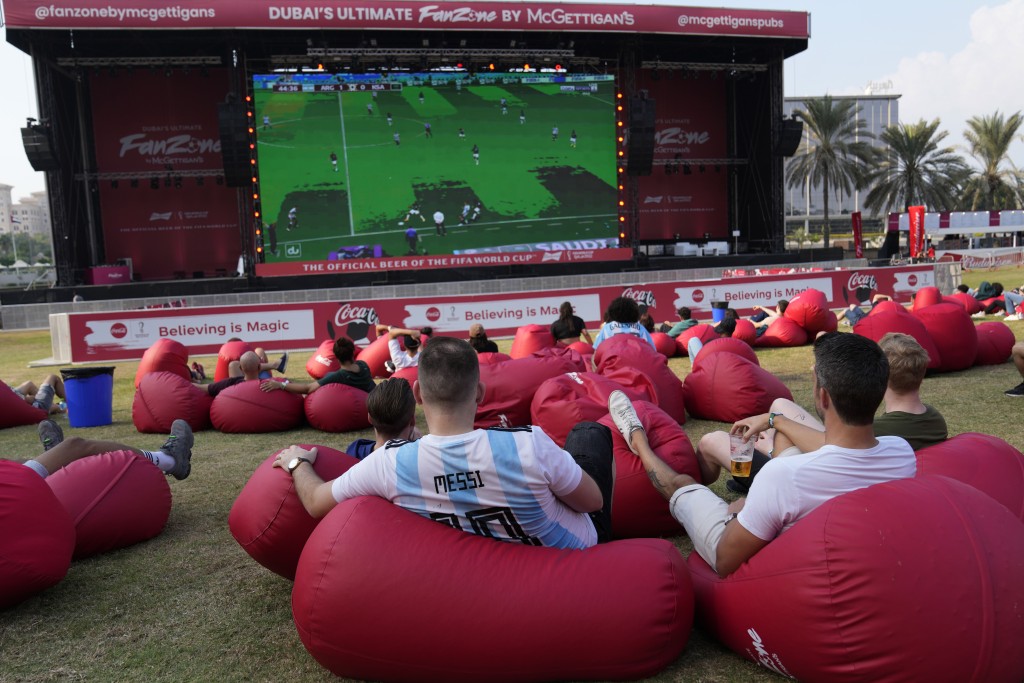 球迷在卡塔尔户外享受赛事。 AP